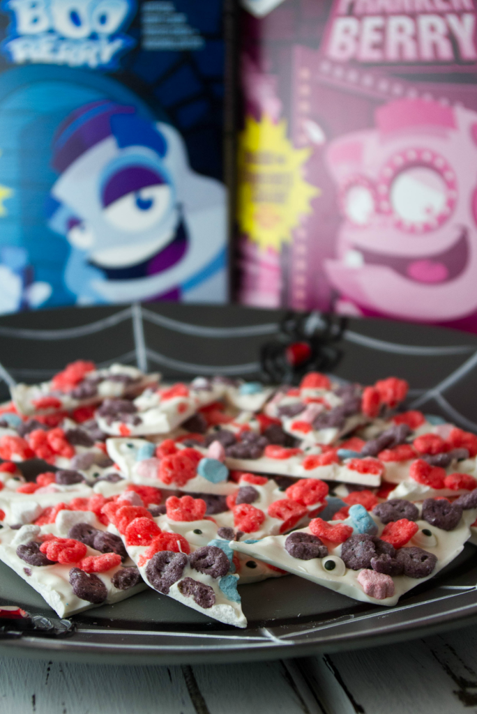 Spooky Monster Bark is a sweet treat using General Mills® Limited Edition Monster Cereals. Perfect for your kids Halloween party. #SpooktacularSnacks #AD